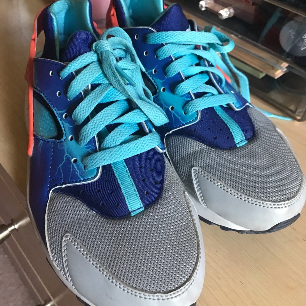 Nike Huarache Run Tennis Shoes, kids size 7.0